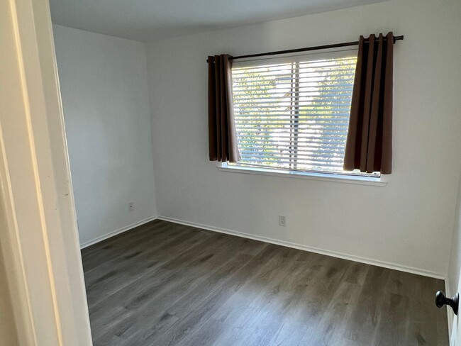 Building Photo - 2Br/1Ba Cute Condo Close to Downtown and H...