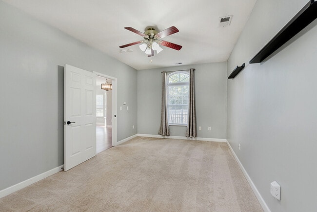 Building Photo - Wonderful 2 bedroom 2 bath Condo End Unit ...