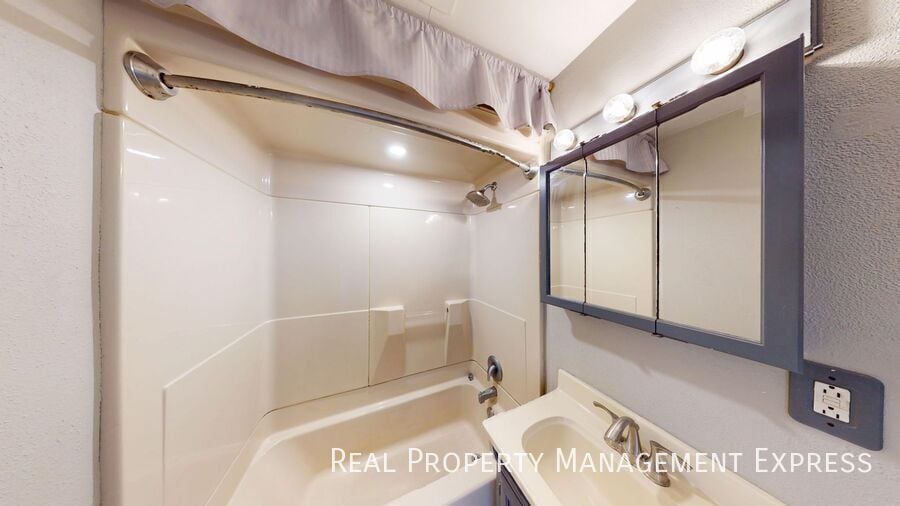 Building Photo - 2 Bedroom 1 Bathroom Home