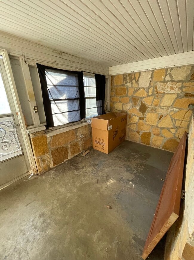 Building Photo - 3 bedroom 2 bathroom house