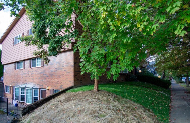 Building Photo - Irvington 1Bdr w/Patio Ready Late October!