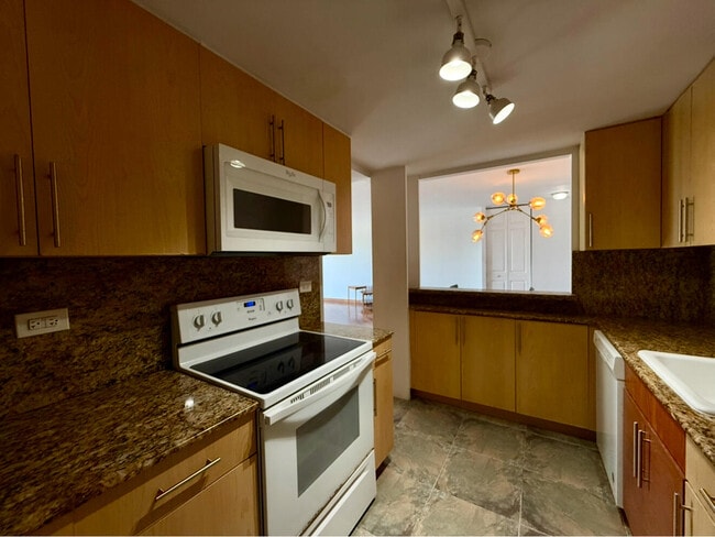 Building Photo - 2451 Brickell Ave
