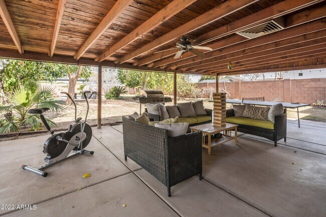 Building Photo - 4302 E Wilshire Dr