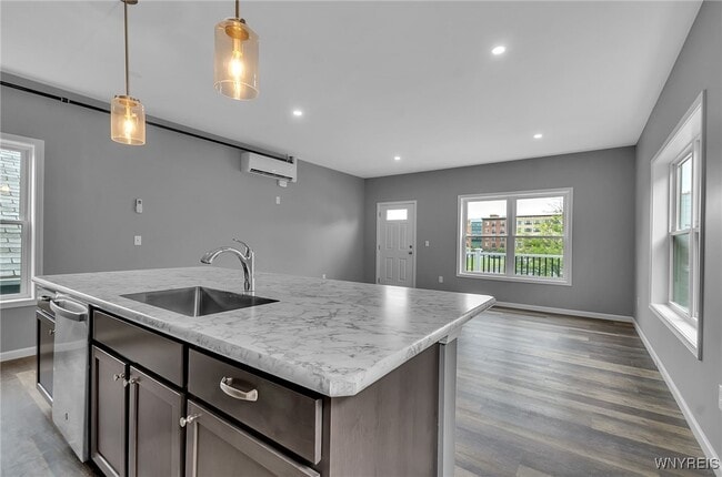 Building Photo - 140 Seymour St