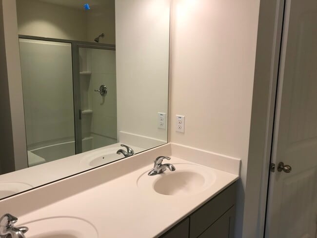 Building Photo - 1704 Shady Oaks Dr