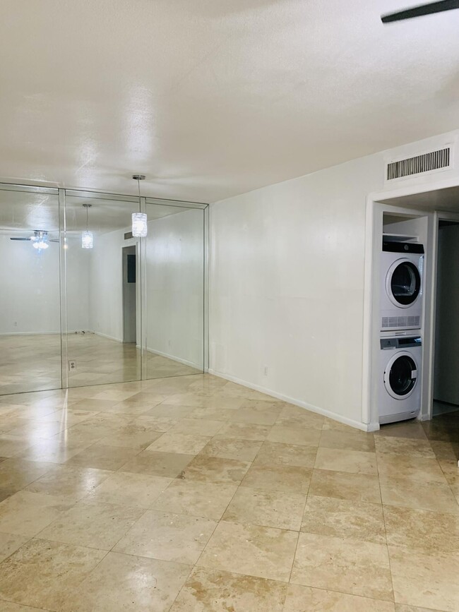 Building Photo - 100 Royal Palm Way