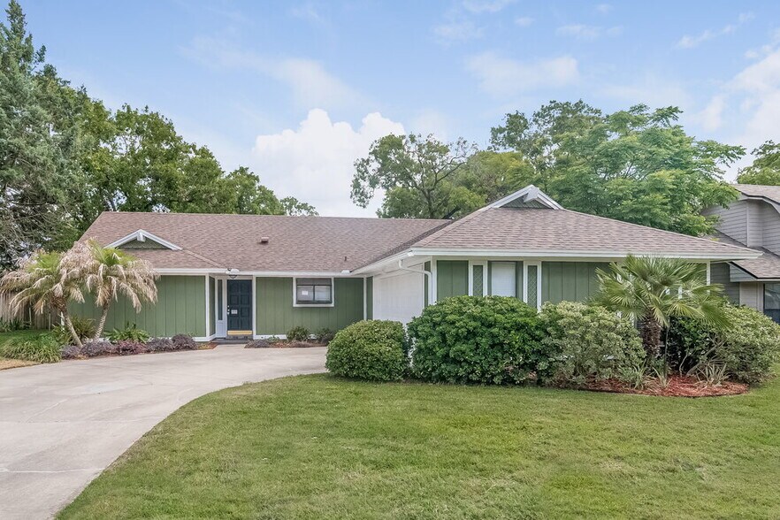 Primary Photo - 8437 Hamden Rd