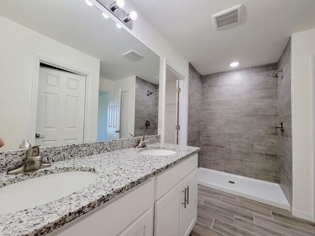 Building Photo - Charming & Modern 4 Bed 2 Bath with Screened Lanai