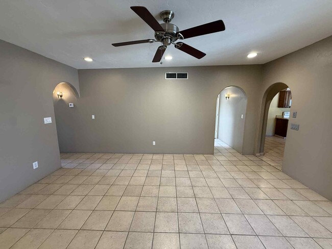Building Photo - 4145 N Via Villas