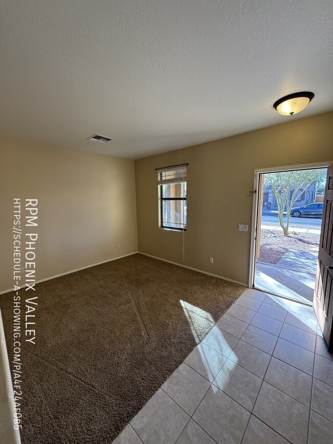 Building Photo - Cozy 4 bed / 2.5 bath with new carpet in p...