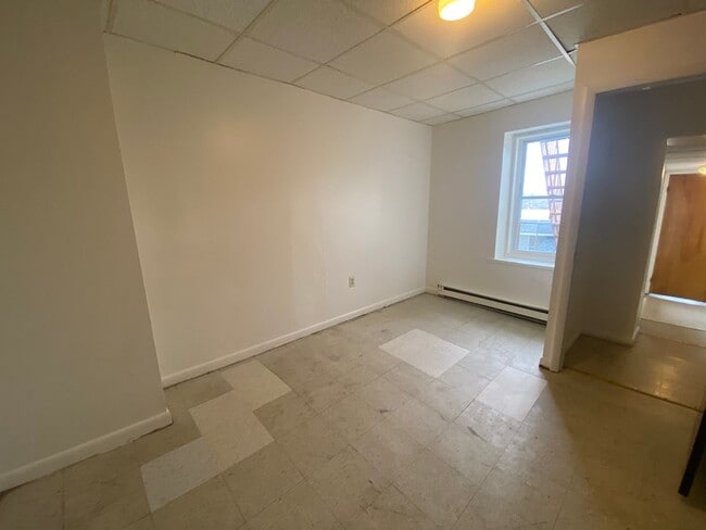 Building Photo - 611 N Front St