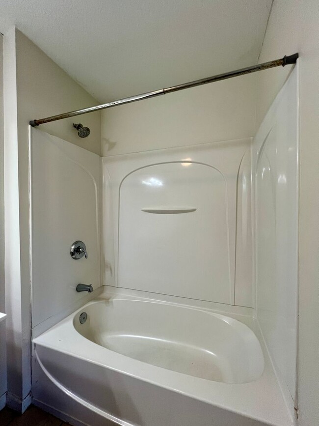 Building Photo - 3-Bed, 3-Full Bath, End Unit, 1-Car Garage!