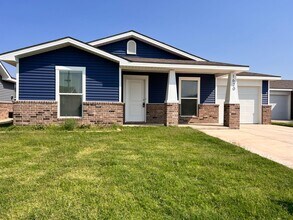 Building Photo - Pre leasing now for 4/1/2026