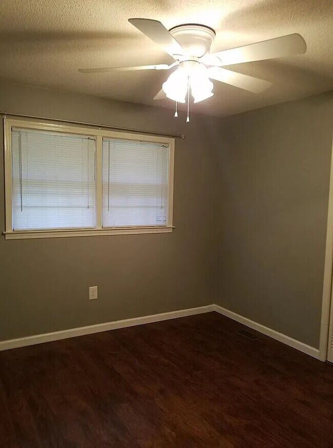 Building Photo - "Charming 3-Bedroom Home in Anderson with Modern Comforts!"