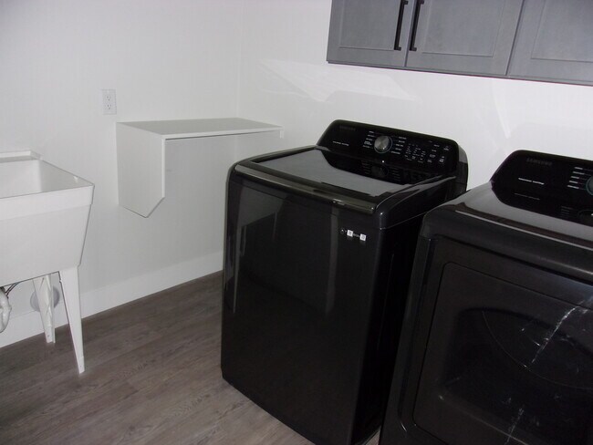 Building Photo - 695 Anela Ln