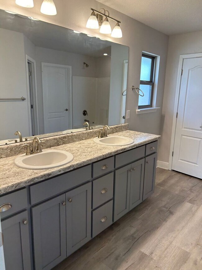 Building Photo - Easy access to interstate, bases & shopping!