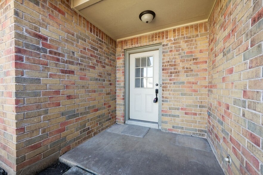 Building Photo - 2109 Boxwood Path