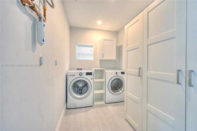 Building Photo - 2810 NE 59th Ct