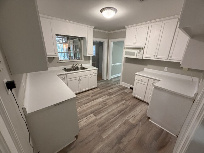 Building Photo - Charming 4 Bedroom Cottage - Recently Updated!