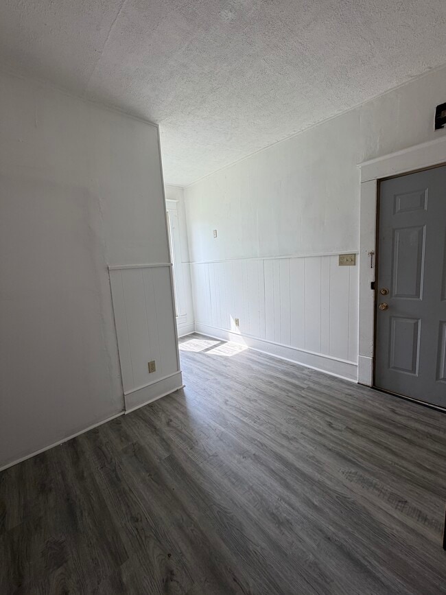 Building Photo - 633 S Apperson Way