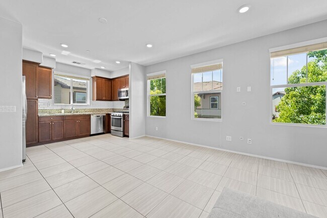 Building Photo - 2 Bedroom Townhome in the Lakepointe Community!