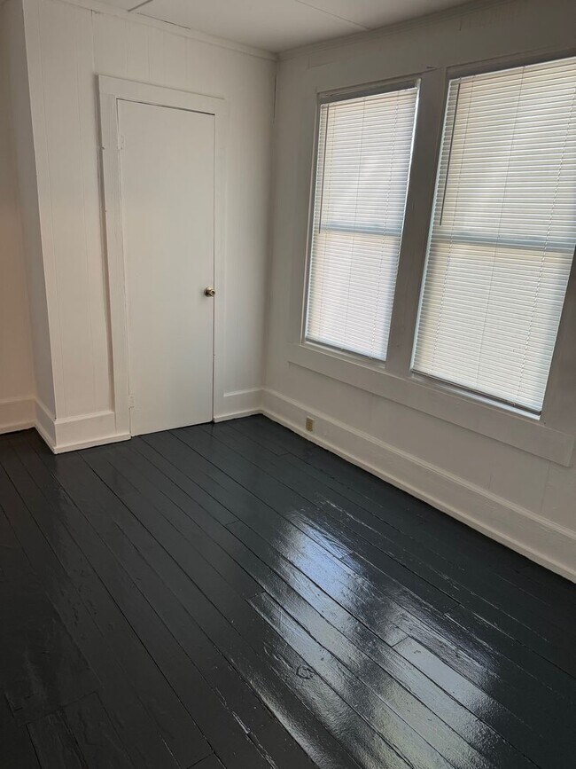 Building Photo - 1500 W 4th St