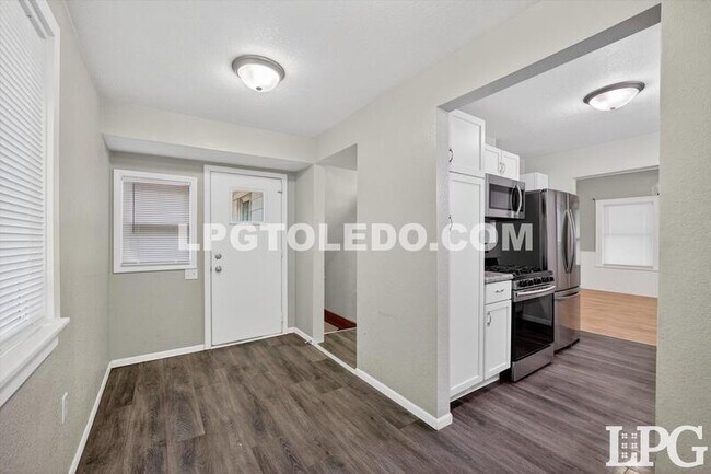 Building Photo - 4120 Parrakeet Ave