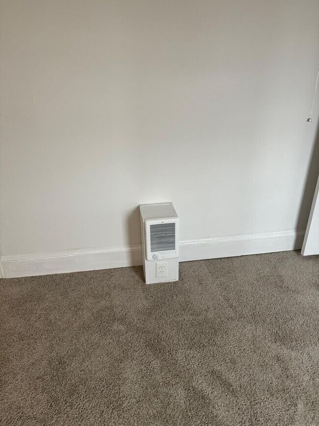 Building Photo - Recently Renovated Three Bed One Bath Ready For A New Tenant!