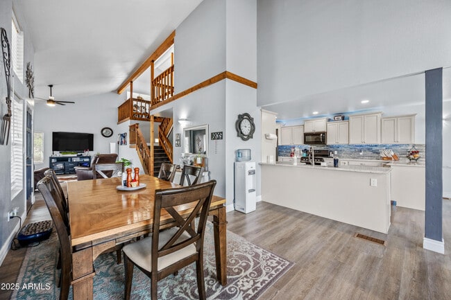 Building Photo - 1207 N Arrowhead Dr