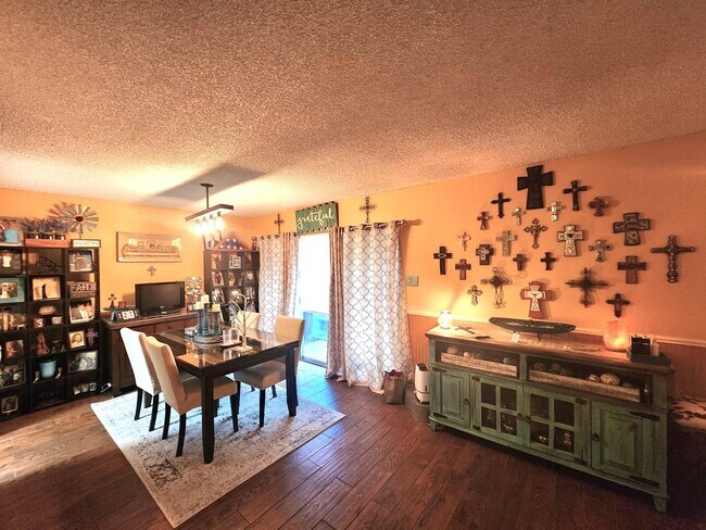 Building Photo - 100 Royal Way Dr