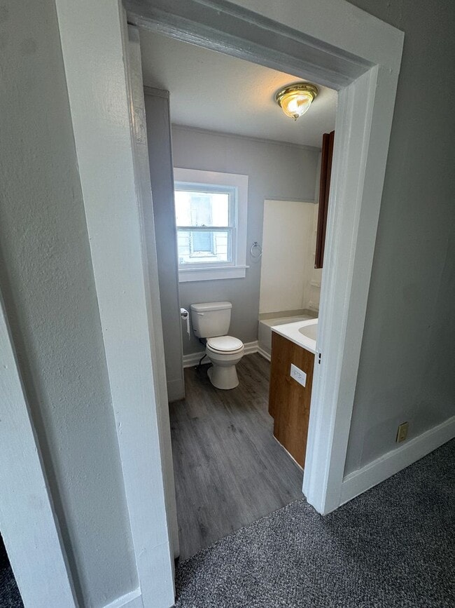 Building Photo - Mid-town 1 bedroom home