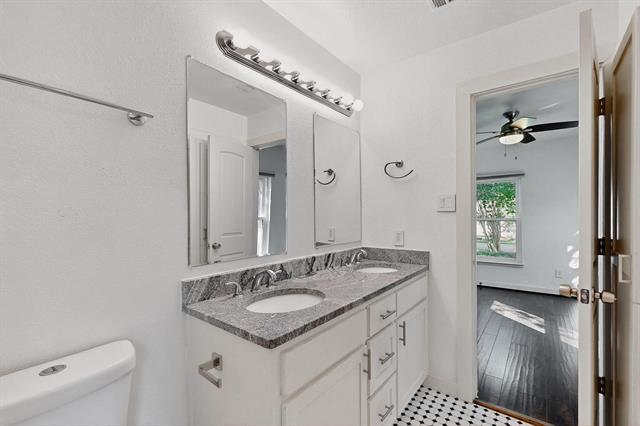 Building Photo - 8919 San Fernando Way