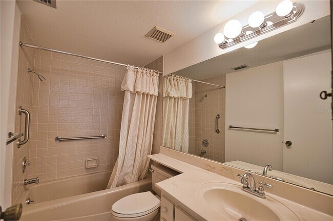 Building Photo - 766 Village Cir