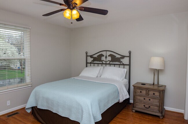 Building Photo - Stunning remodeled home in Franklin with a garage