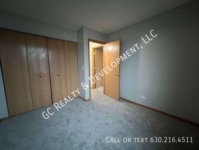 Building Photo - *** 3 BDRM - 1.5 BTH / NEW CARPET / FRESH ...