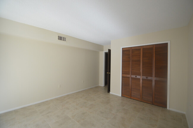 Building Photo - 2B/ 1B 1st Floor Condo in Baywood  Meadows...