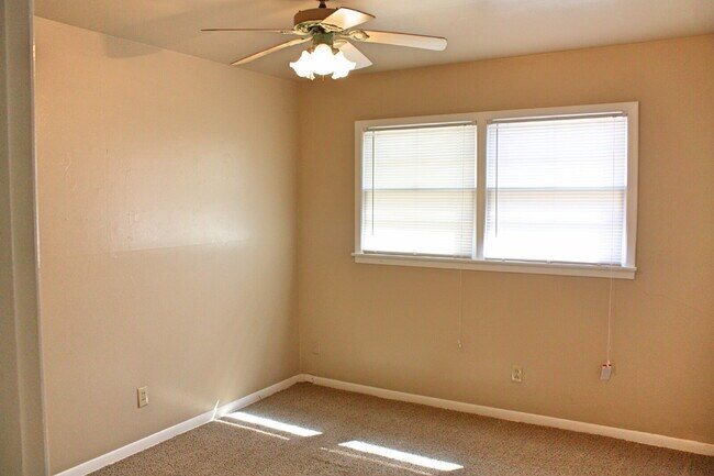 Building Photo - House Located Minutes From Schools, Restaurants & Shopping Mall!
