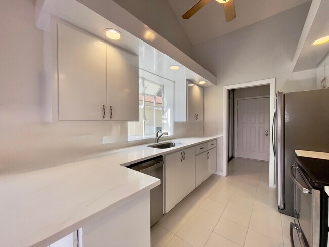 Building Photo - 208 E River Park Dr