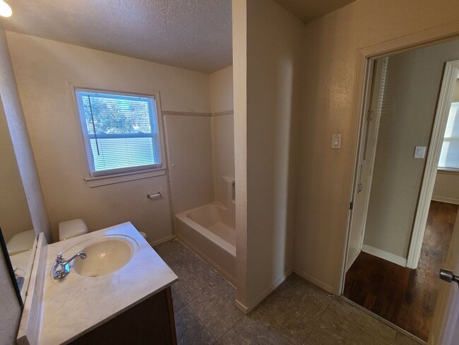 Building Photo - Great spacious 3 bedroom 2 bath in Wolflin!