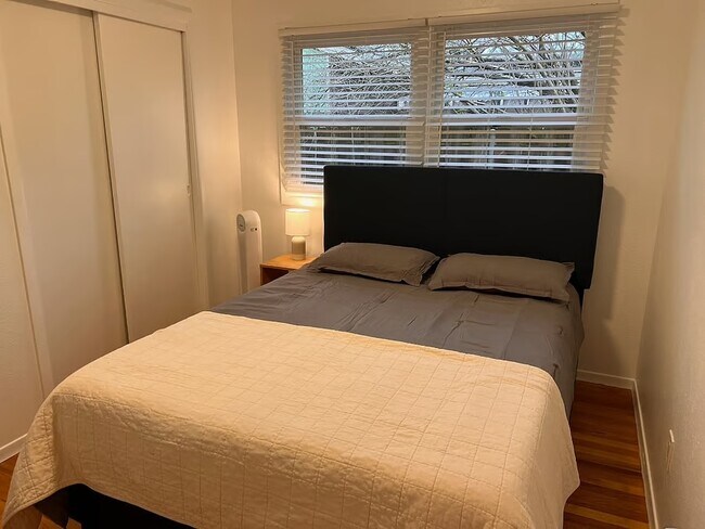 Building Photo - 9812 SE Reedway St