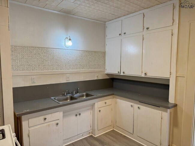 Building Photo - 1818 Collins Ave