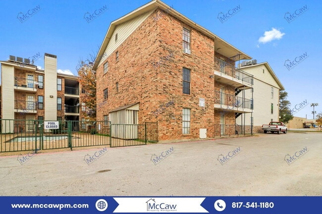 Building Photo - 9520 Royal Ln