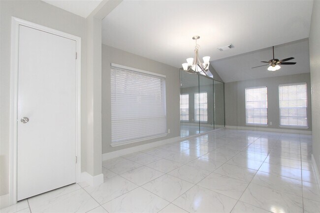 Building Photo - 4611 Silver Fox Dr