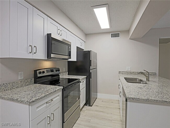 Building Photo - 5305 Summerlin Rd
