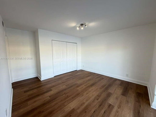 Building Photo - 1361 NE 40th Pl