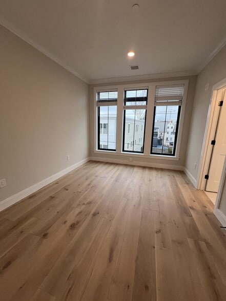 Building Photo - 157 Everett St