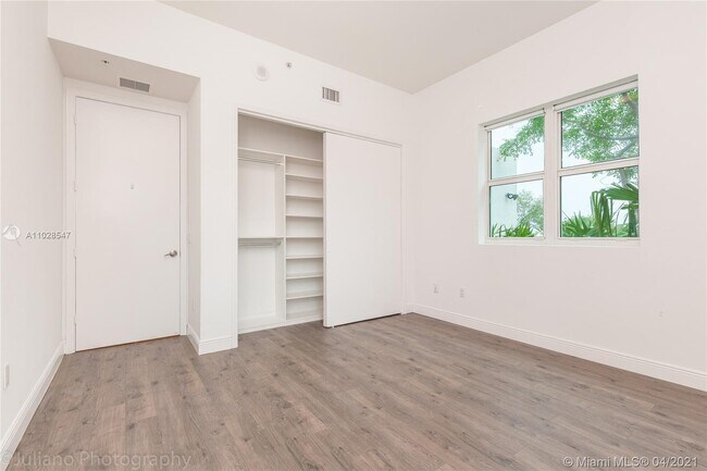 Building Photo - 15051 Royal Oaks Ln