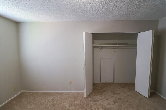 Building Photo - 1546 Ridgebriar Dr