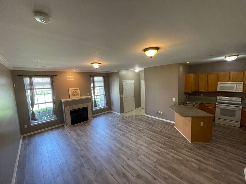 Building Photo - 10102 W Midway Ct