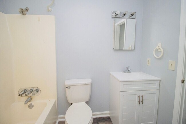 Building Photo - Spacious 2 Bedroom, 1 Bath - Available NOW!